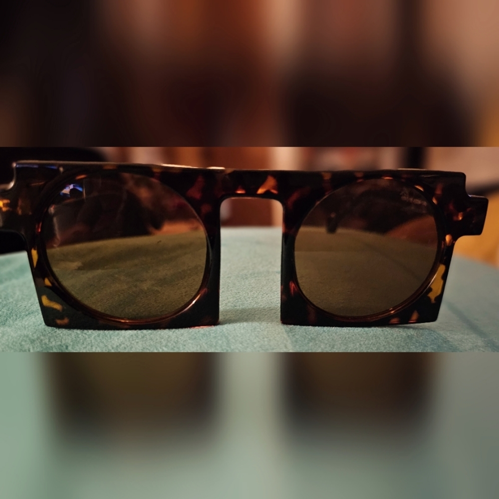 Square shaped chic sunglasses in brown tortoise shell frames